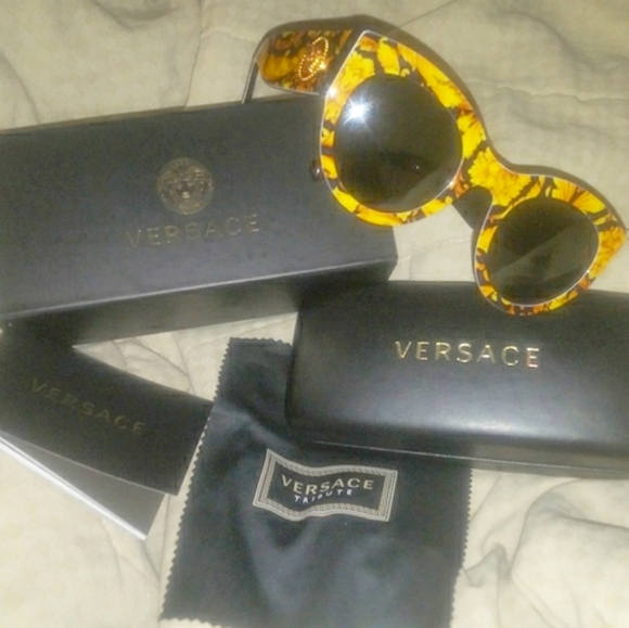 Versace Accessories - ✨CLASSIC VERSACE✨Medusa sunglasses baroque print